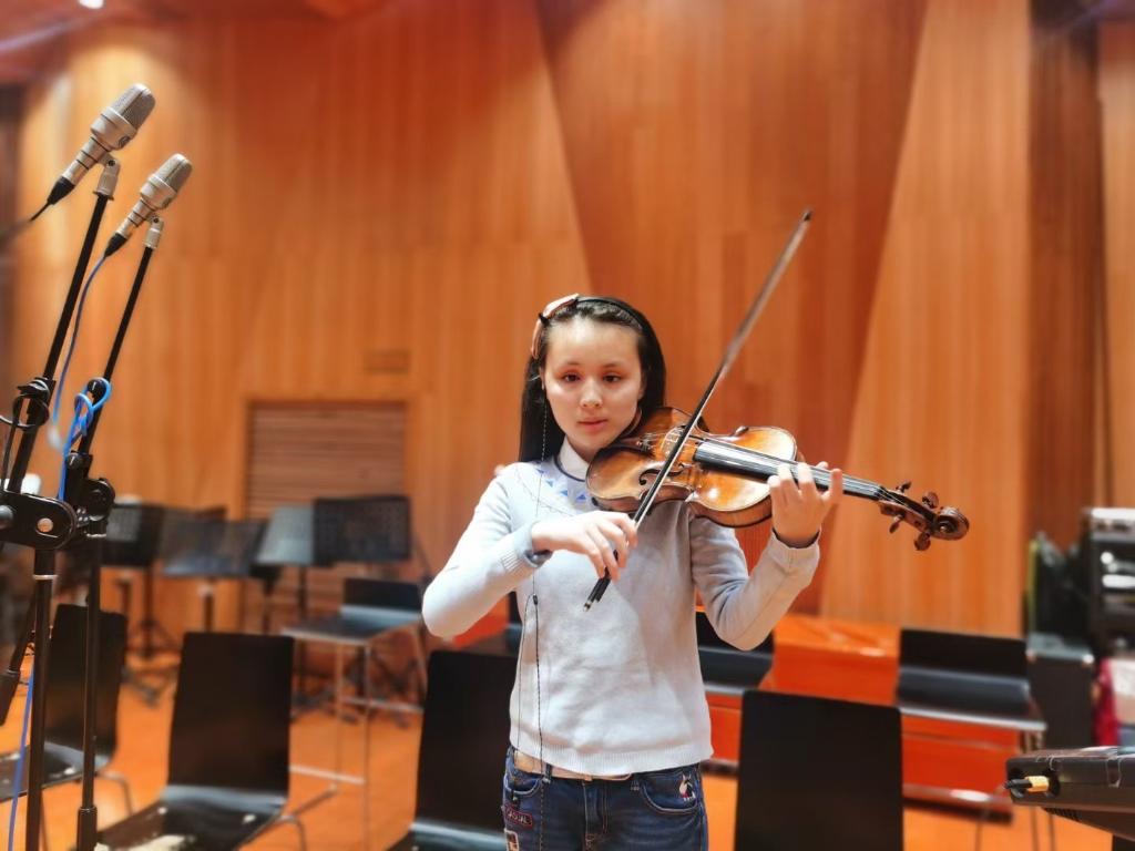 球盟会：视障小提琴女孩：我想让你“听”到“雪花”的温暖(图2)