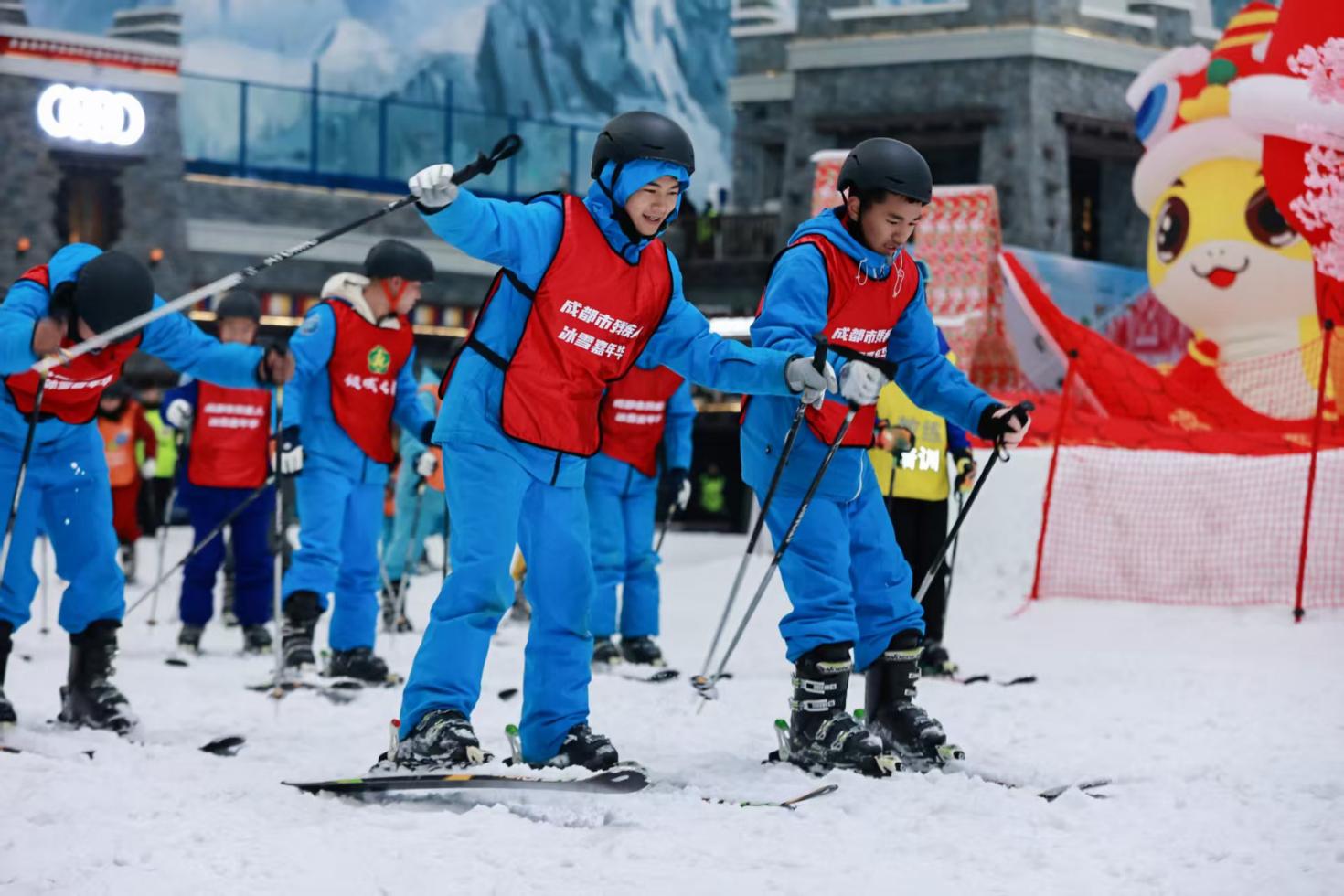 冰雪筑梦 爱满蓉城 第九届中国残疾人冰雪运动季大众嘉年华南方主场活动在成都市都江堰启幕(图7)