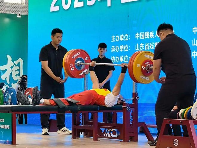 新华社 全国残疾人举重锦标赛刷新两项全国纪录(图1)