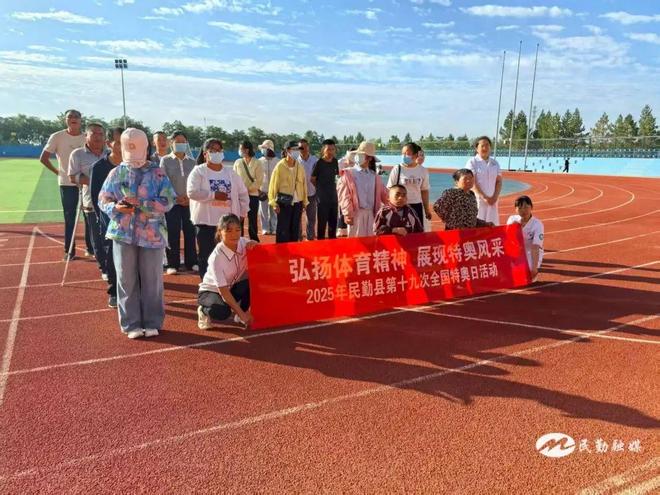 融情特奥聚合力 共赴美好新生活——民勤县开展2025年文化进残疾人家庭“五个一”暨第十九次全国特奥日活动(图1)