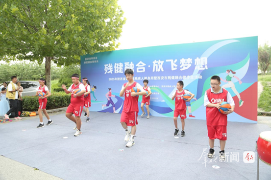 陕西举办第15届残疾人健身周暨西安市残健融合健步走活动(图1)