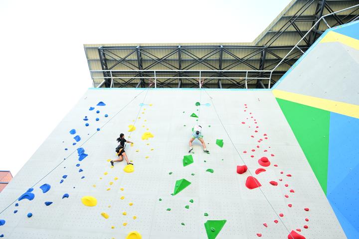 奋力向上！中国首次举办全国性残疾人攀岩竞赛(图3)