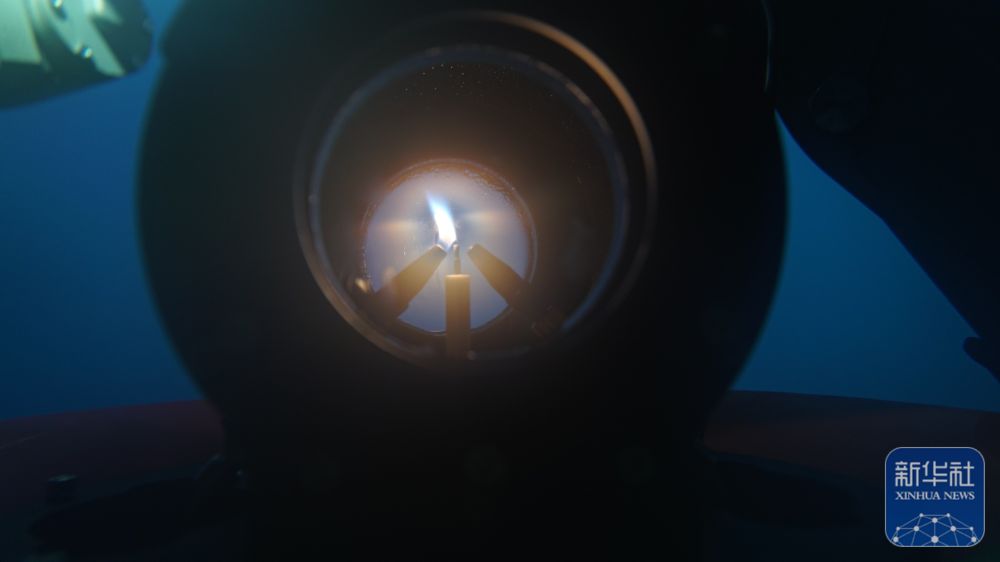 深海逐梦燃“冰”成炬！1500米深海采集的全运火种今日点燃(图9)