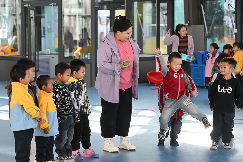 新华鲜报·“十四五”亮点输送5500万人才！中国建成规模最大且高质量教育体系(图1)