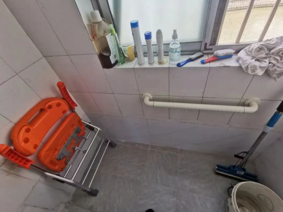 来场公益徒步助力长者居家适老化改造