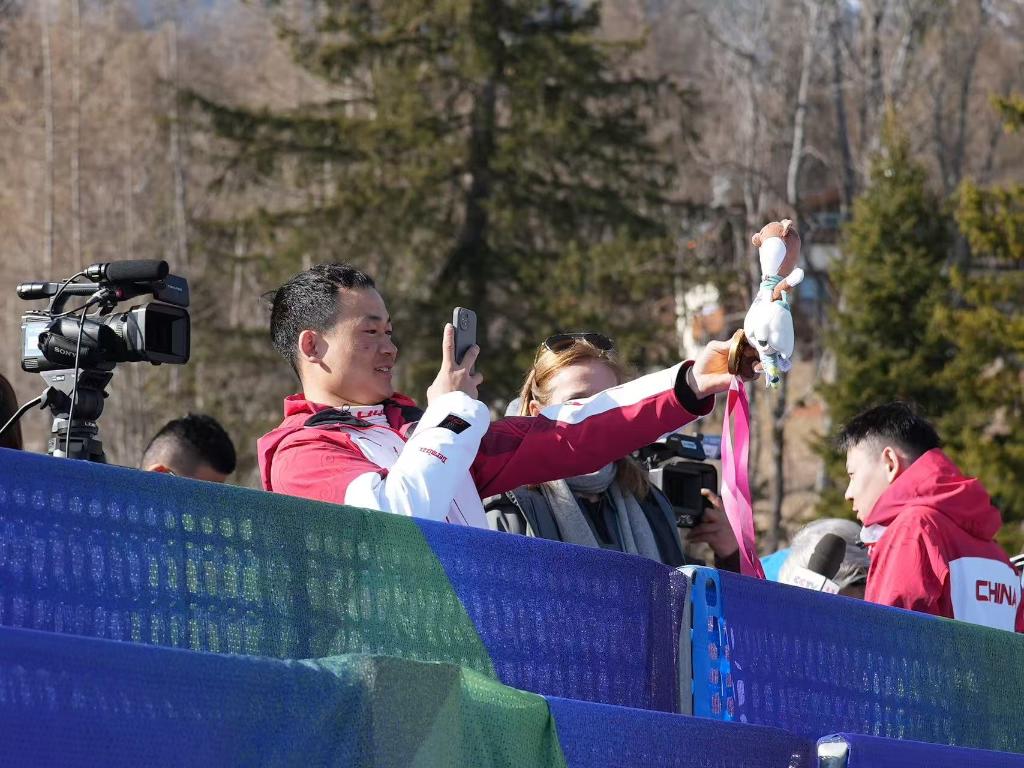 越坚持越幸运——记米兰冬残奥会残奥单板滑雪冠军武中伟(图1)