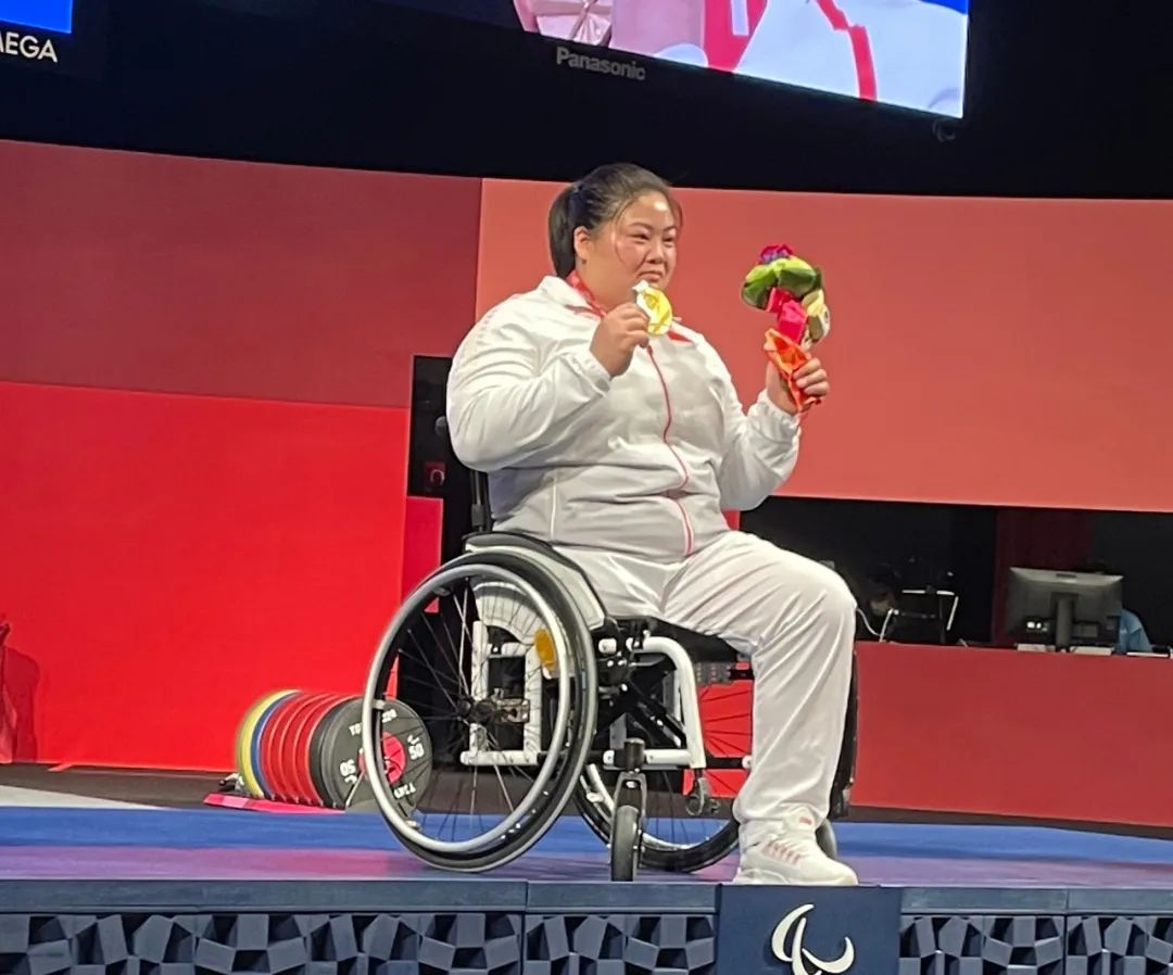 球盟会：从羞涩少年到世界冠军！河北00后“断臂小将”纪立家冬残奥会当旗手夺金牌喜欢在雪道上“飞起来”的感觉