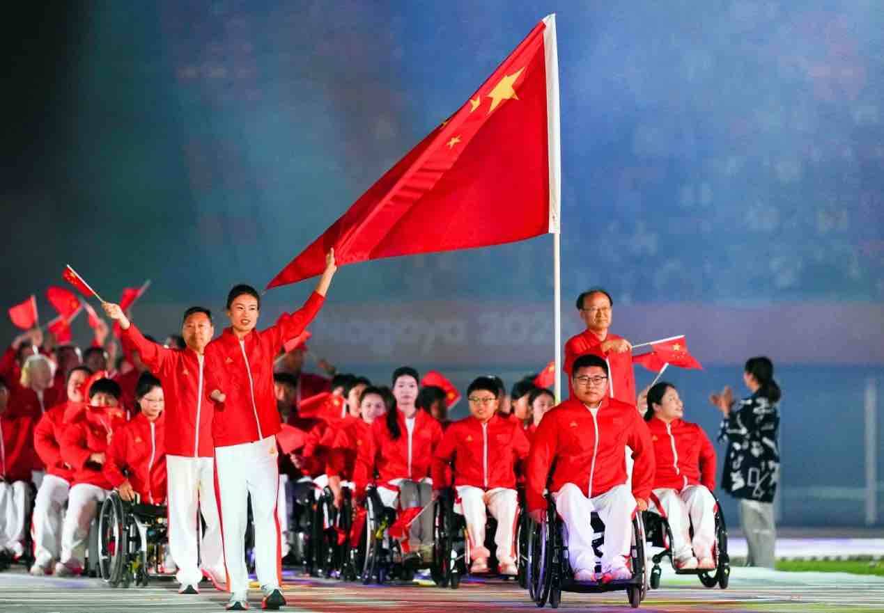 李羽洁高擎五星红旗入场山东16名运动员征战第五届亚残运会(图1)
